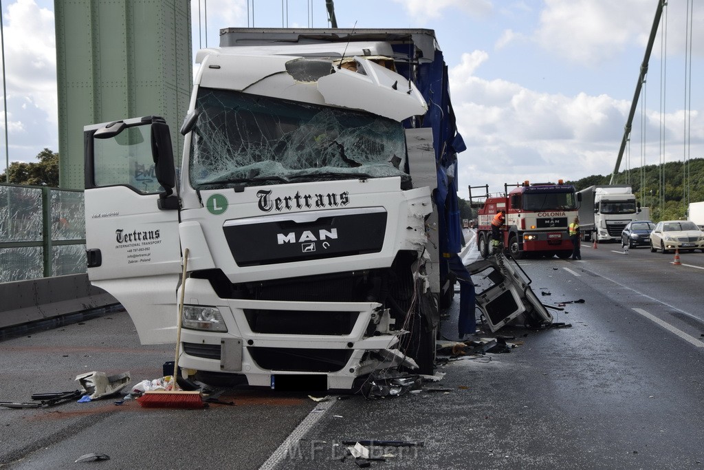 Schwerer LKW VU PKlemm A 4 Rich Olpe auf der Rodenkirchener Bruecke P244.JPG - Miklos Laubert